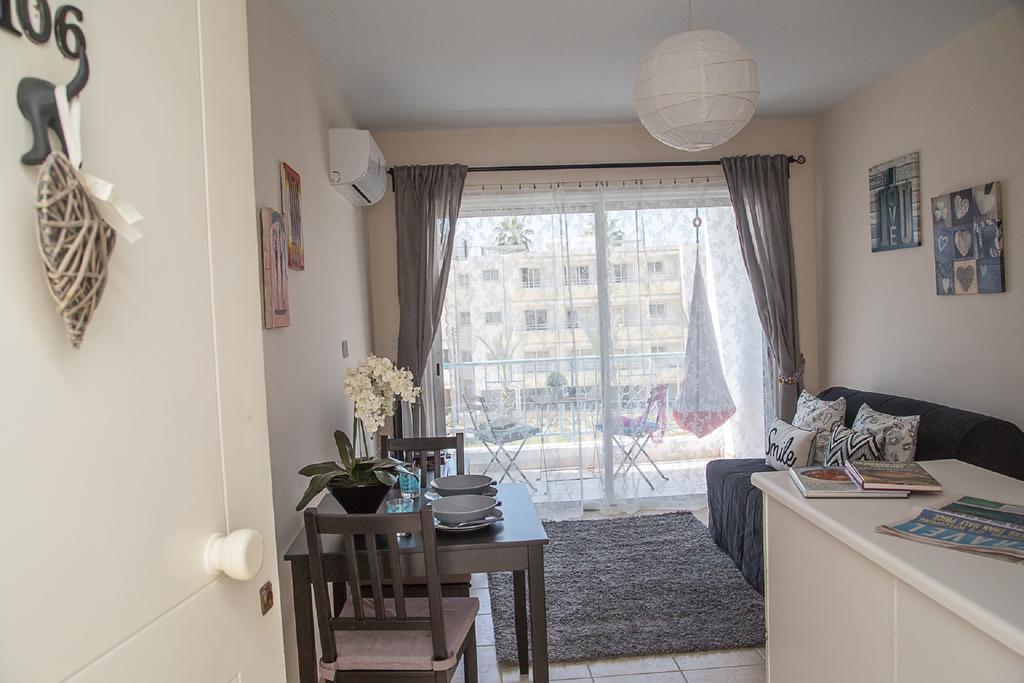 Paphos Love Hut Apartment ภายนอก รูปภาพ