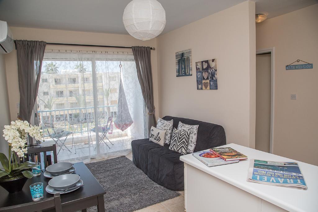 Paphos Love Hut Apartment ภายนอก รูปภาพ
