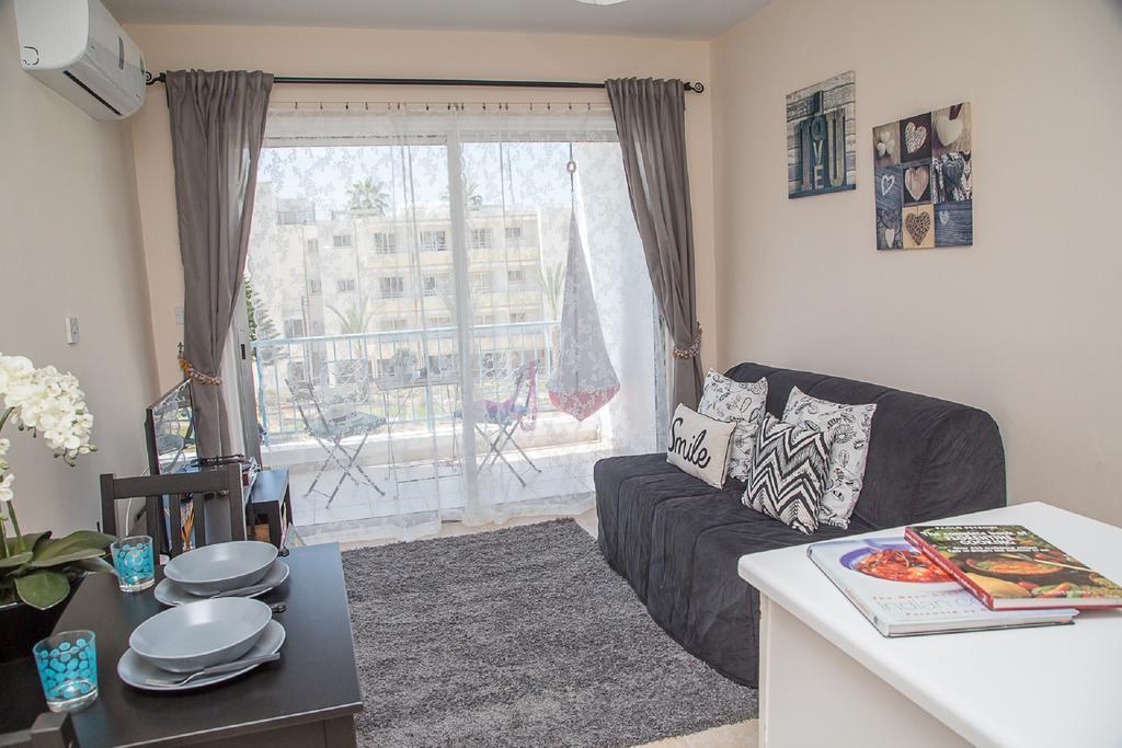 Paphos Love Hut Apartment ภายนอก รูปภาพ