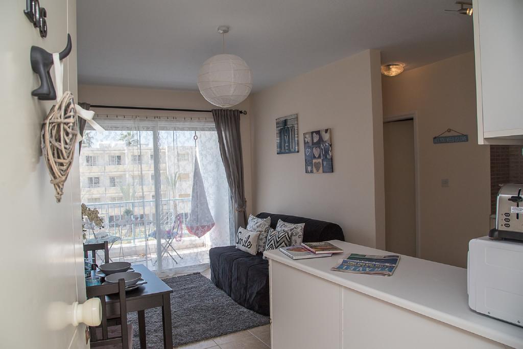 Paphos Love Hut Apartment ภายนอก รูปภาพ
